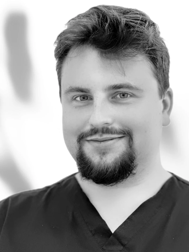 Mateusz Halama, specjalista chirurgii stomatologicznej w OL-DENT